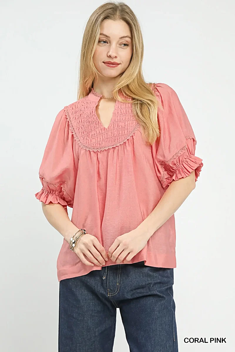 Elegante blouse met gesmokt schouderstuk, ruchesmouwen en kanten afwerking - moeiteloze romantische stijl