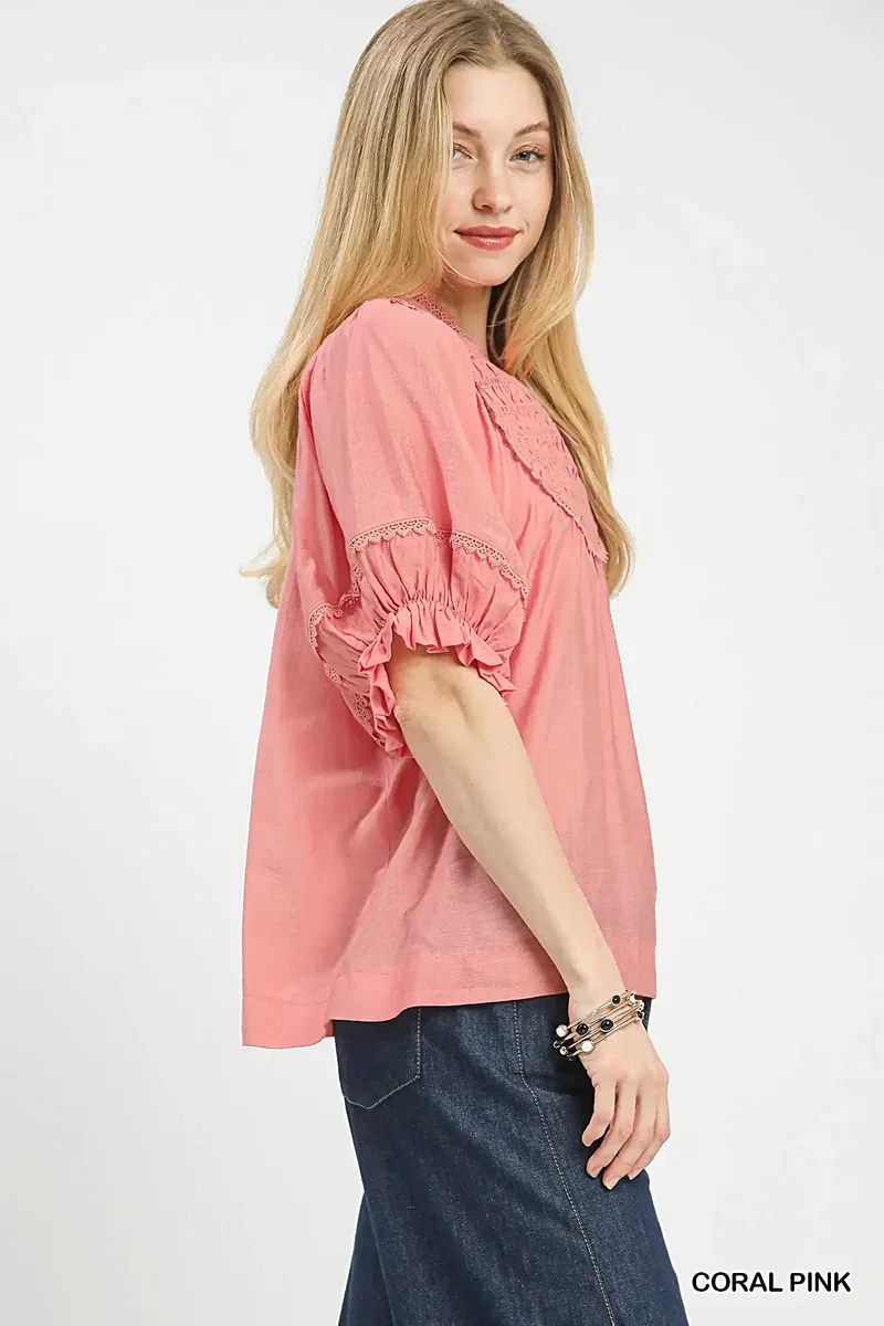 Elegante blouse met gesmokt schouderstuk, ruchesmouwen en kanten afwerking - moeiteloze romantische stijl