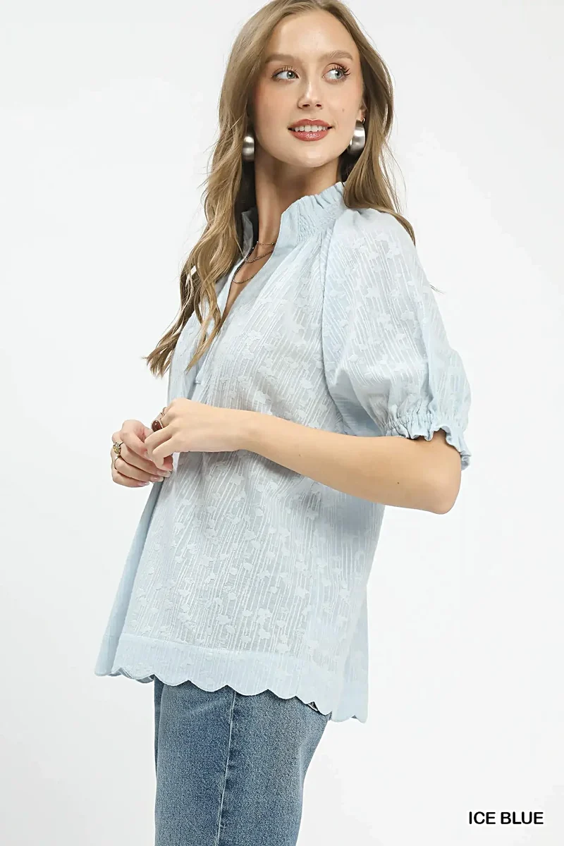 Elegante top met V-hals, plooien, rucheskraag en pofmouwen.