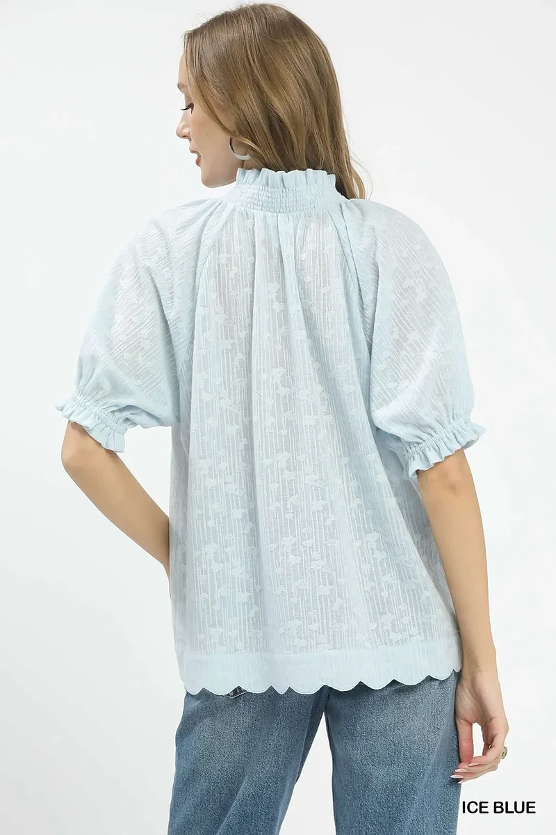 Elegante top met V-hals, plooien, rucheskraag en pofmouwen.