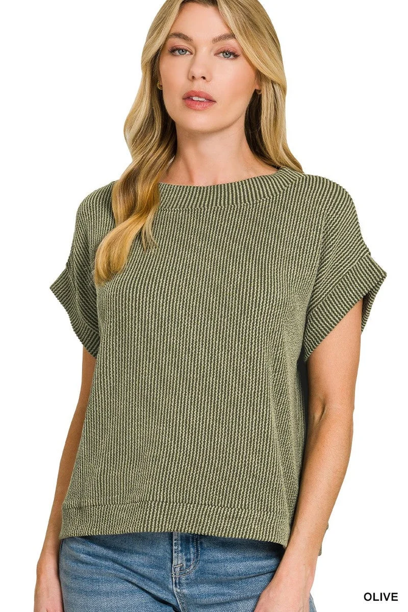 Olijfgroen dames T-shirt met ronde hals, gebreide structuur en opgerolde mouwen.