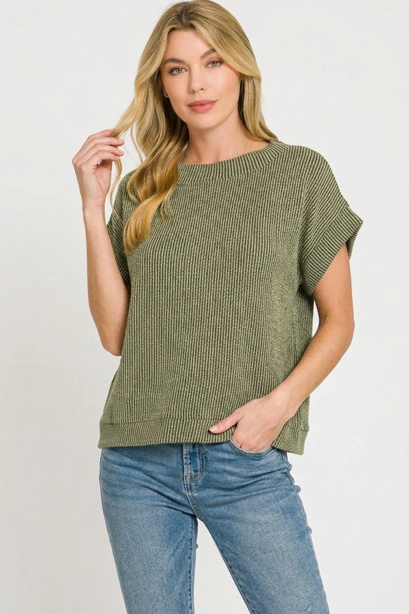 Olijfgroen dames T-shirt met ronde hals, gebreide structuur en opgerolde mouwen.