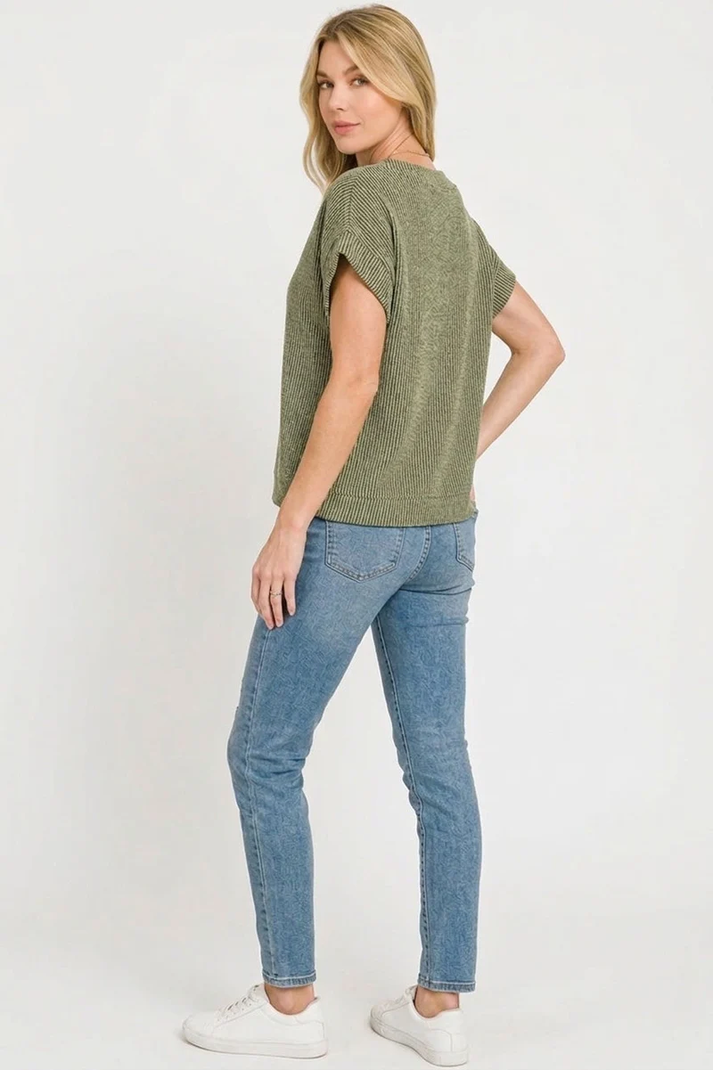 Olijfgroen dames T-shirt met ronde hals, gebreide structuur en opgerolde mouwen.