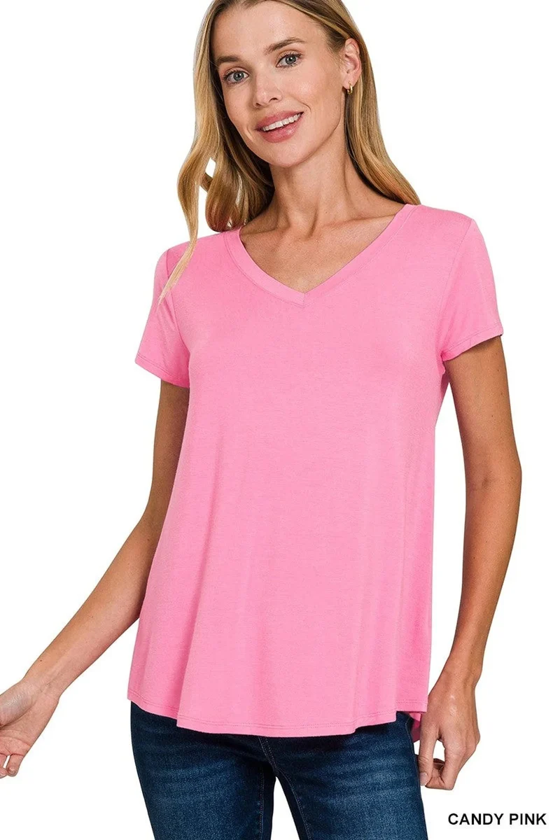 Elegante top van rayon met V-hals, korte mouwen en ronde zoom voor een moeiteloos casual chique look.