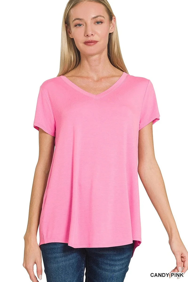 Elegante top van rayon met V-hals, korte mouwen en ronde zoom voor een moeiteloos casual chique look.