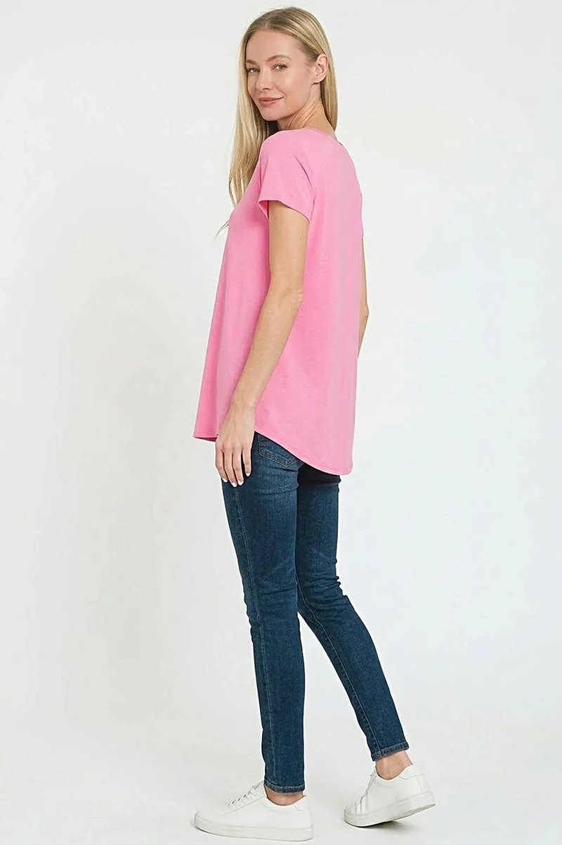 Elegante top van rayon met V-hals, korte mouwen en ronde zoom voor een moeiteloos casual chique look.
