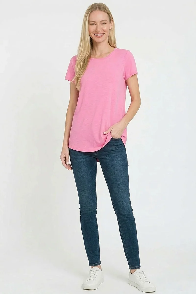 Elegante top van rayon met V-hals, korte mouwen en ronde zoom voor een moeiteloos casual chique look.
