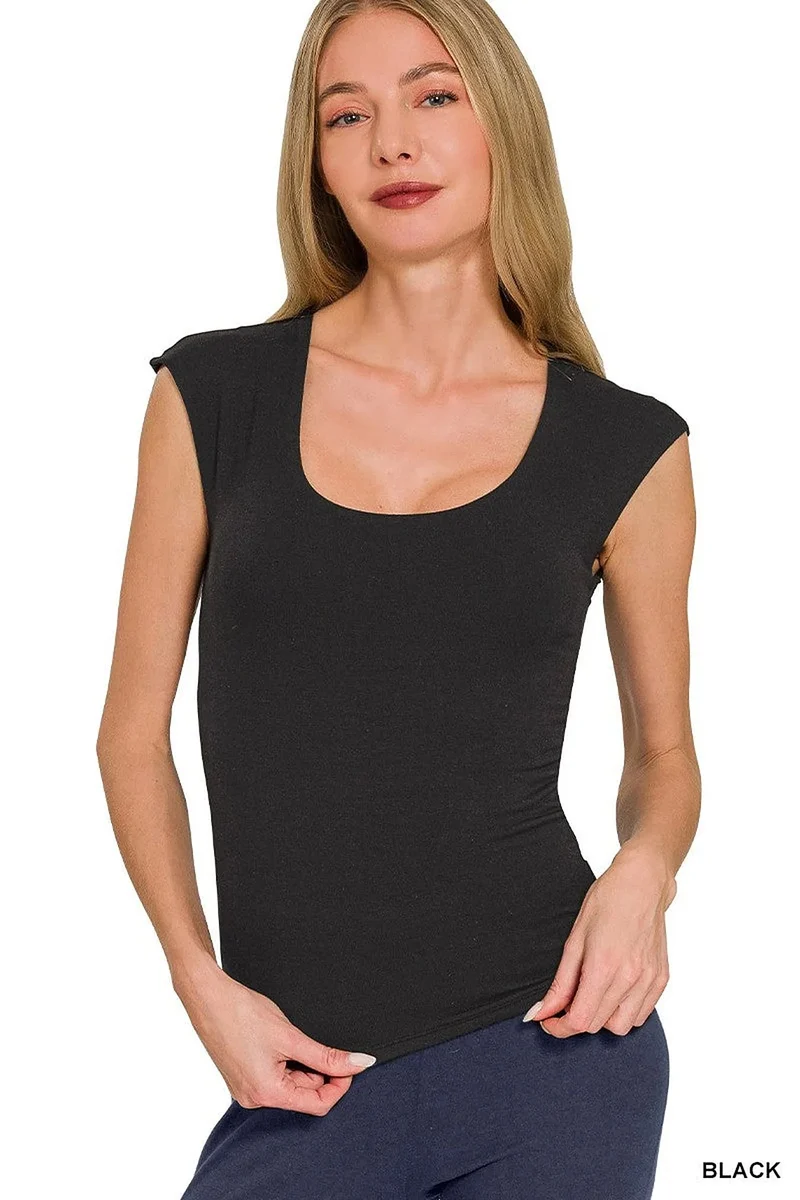 Elegante, comfortabele cami-top met dubbele laag en vierkante halslijn voor veelzijdige styling.