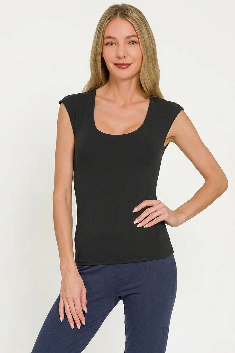 Elegante, comfortabele cami-top met dubbele laag en vierkante halslijn voor veelzijdige styling.