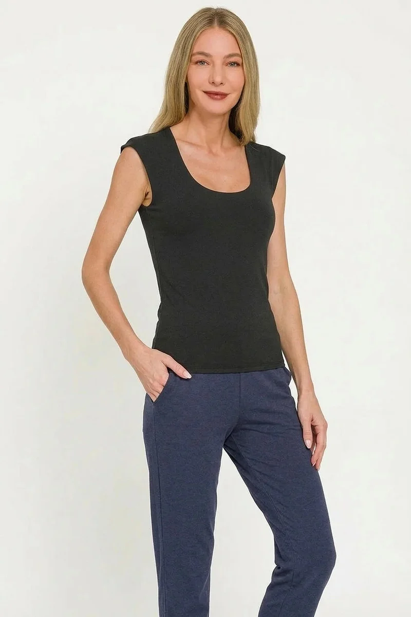 Elegante, comfortabele cami-top met dubbele laag en vierkante halslijn voor veelzijdige styling.