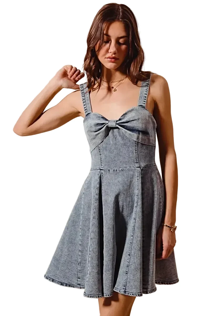 Elegante denim jurk met wijde pijpen en een unieke strik - Mineraalgewassen vintage stijl