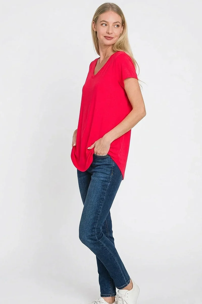 Luxe top met korte mouwen van rayon - flatterende V-hals en ronde zoom voor een stijlvolle look.