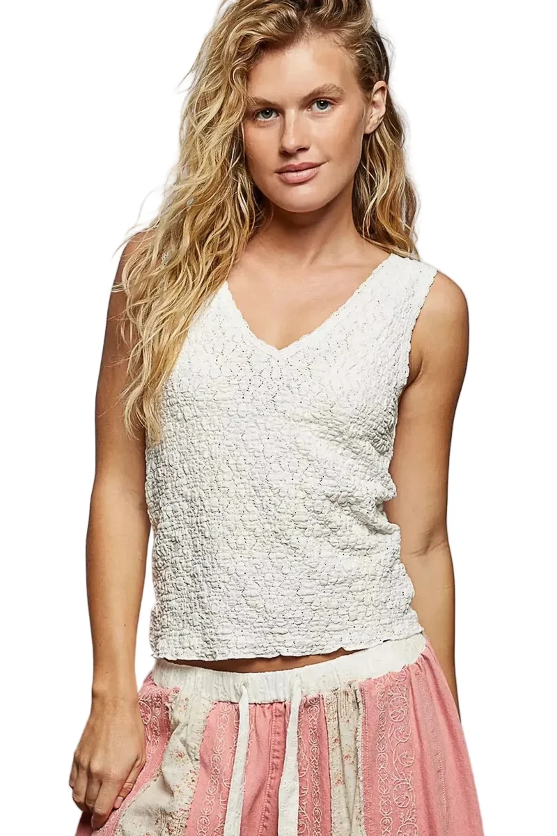 Gebreide top met textuur, V-hals, elegante kanten afwerking en een slanke pasvorm.