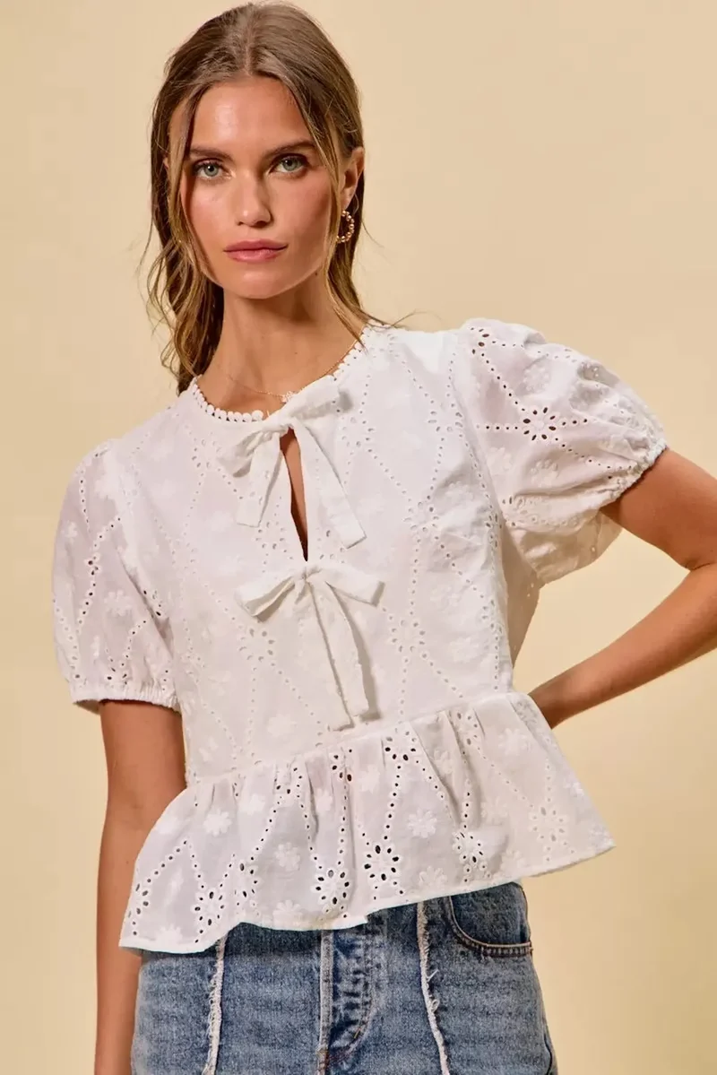 Stijlvolle katoenen blouse met perforaties, strik aan de voorkant en korte mouwen - verkrijgbaar in maat S tot XL