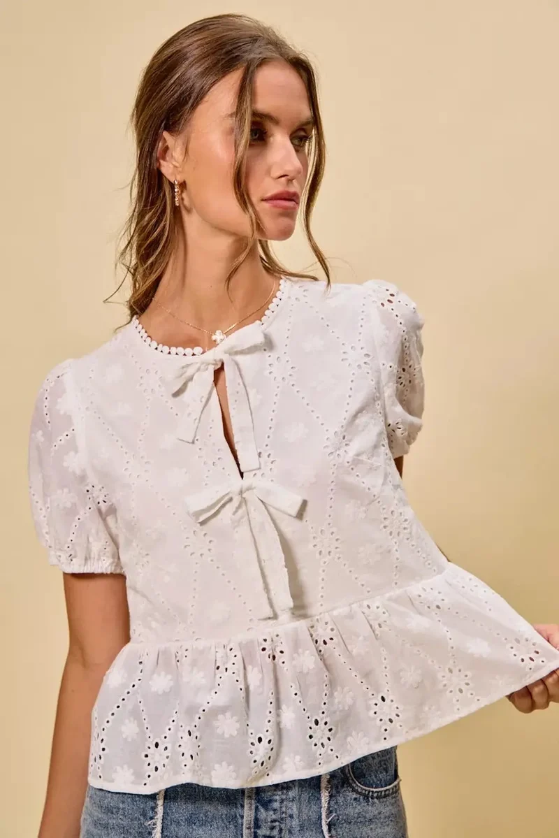Stijlvolle katoenen blouse met perforaties, strik aan de voorkant en korte mouwen - verkrijgbaar in maat S tot XL