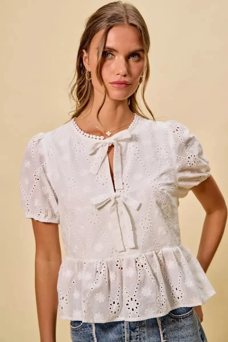 Stijlvolle katoenen blouse met perforaties, strik aan de voorkant en korte mouwen - verkrijgbaar in maat S tot XL