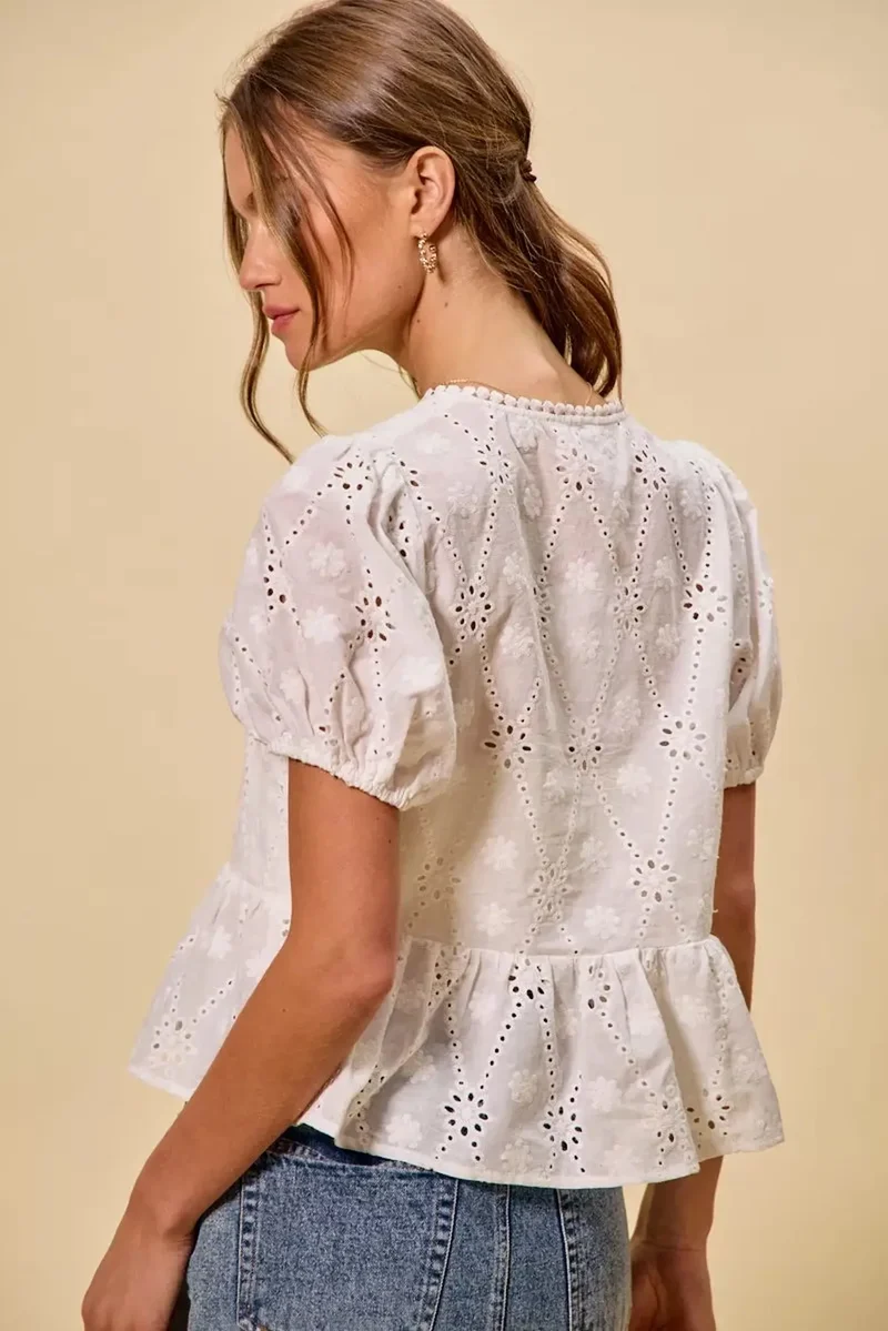 Stijlvolle katoenen blouse met perforaties, strik aan de voorkant en korte mouwen - verkrijgbaar in maat S tot XL
