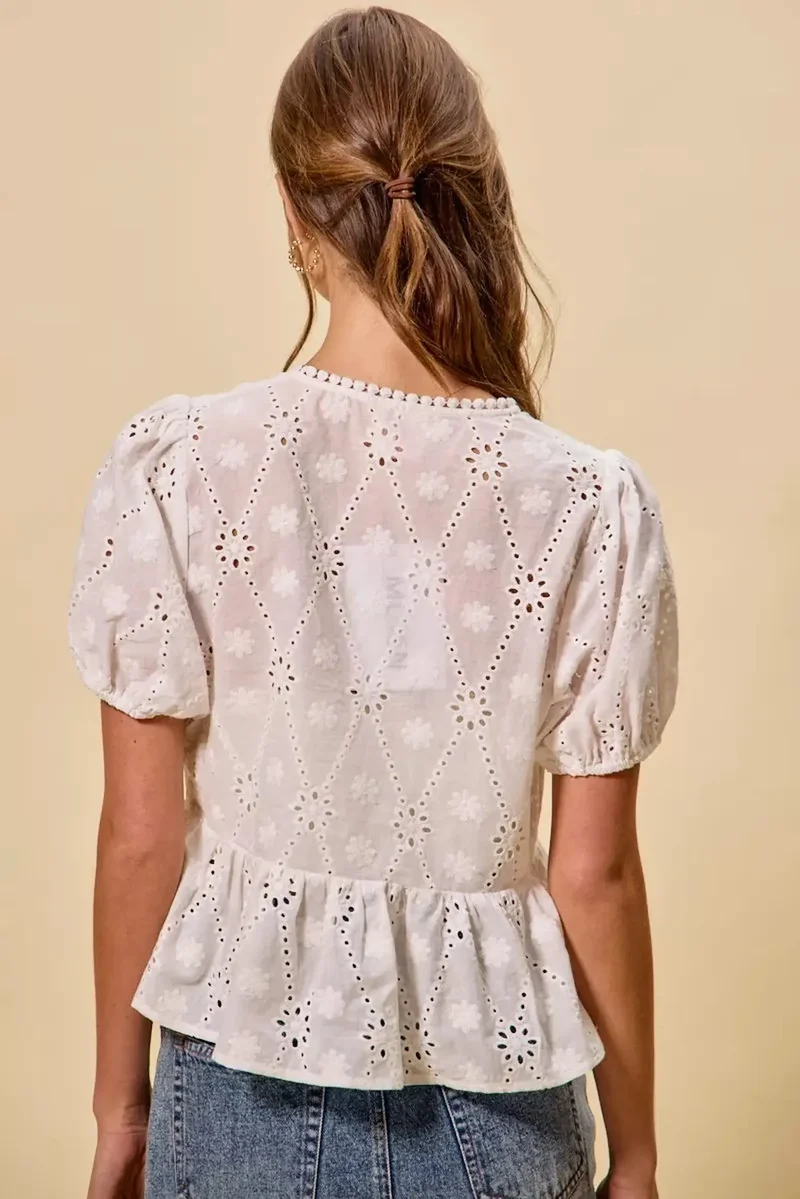 Stijlvolle katoenen blouse met perforaties, strik aan de voorkant en korte mouwen - verkrijgbaar in maat S tot XL