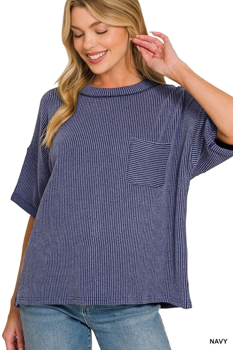 Stijlvol T-shirt met korte mouwen en zakje - Zachte gestreepte gebreide stof voor een casual, elegante look.