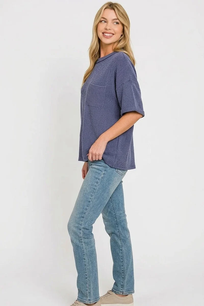 Stijlvol T-shirt met korte mouwen en zakje - Zachte gestreepte gebreide stof voor een casual, elegante look.
