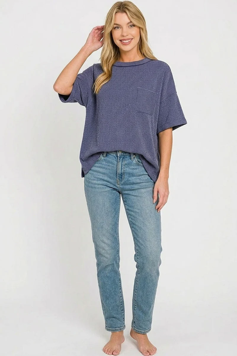 Stijlvol T-shirt met korte mouwen en zakje - Zachte gestreepte gebreide stof voor een casual, elegante look.