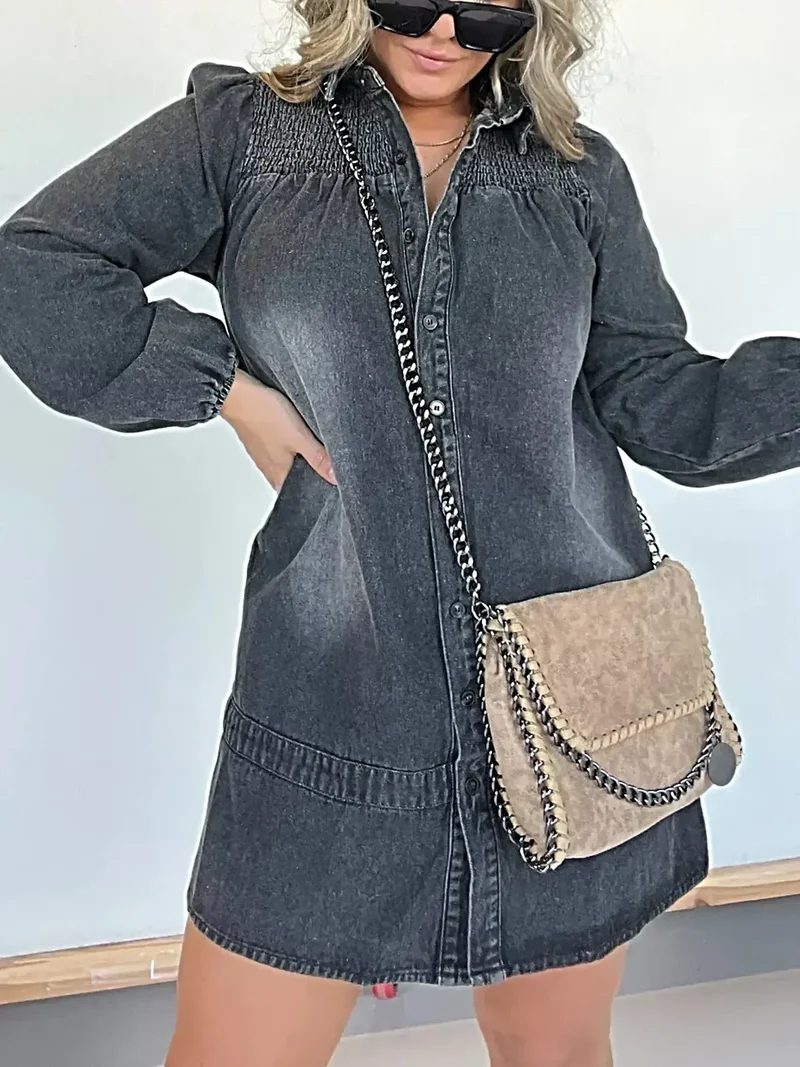 Elegante spijkerjurk met lange mouwen in grote maten, knoopsluiting aan de voorkant en smockdetails.