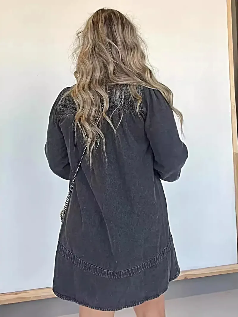Elegante spijkerjurk met lange mouwen in grote maten, knoopsluiting aan de voorkant en smockdetails.