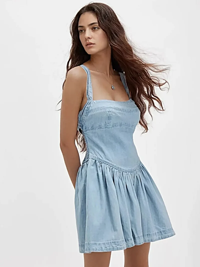 Mini-jurk van denim met smokwerk en gekruiste rug