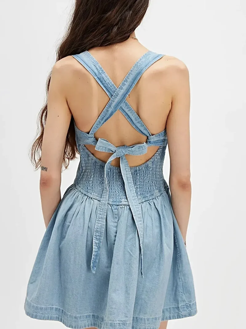 Mini-jurk van denim met smokwerk en gekruiste rug