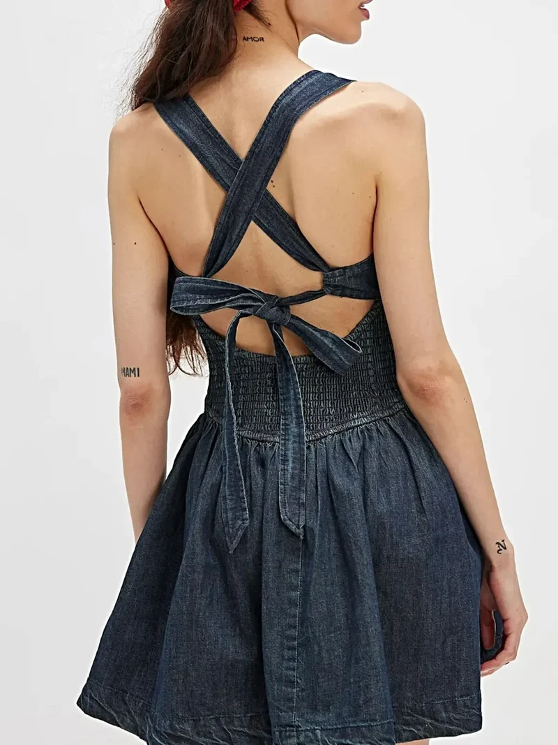 Mini-jurk van denim met smokwerk en gekruiste rug