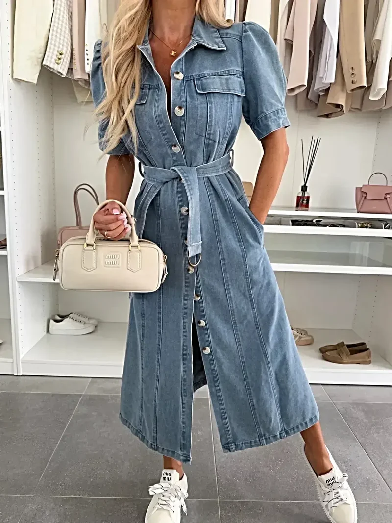 Elegante midi-jurk van denim met pofmouwen, knoopsluiting, ceintuur en zakken.