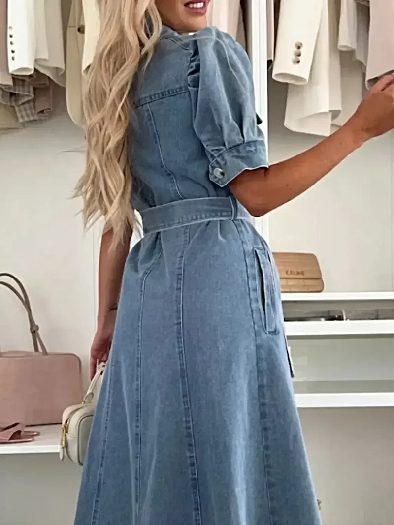 Elegante midi-jurk van denim met pofmouwen, knoopsluiting, ceintuur en zakken.