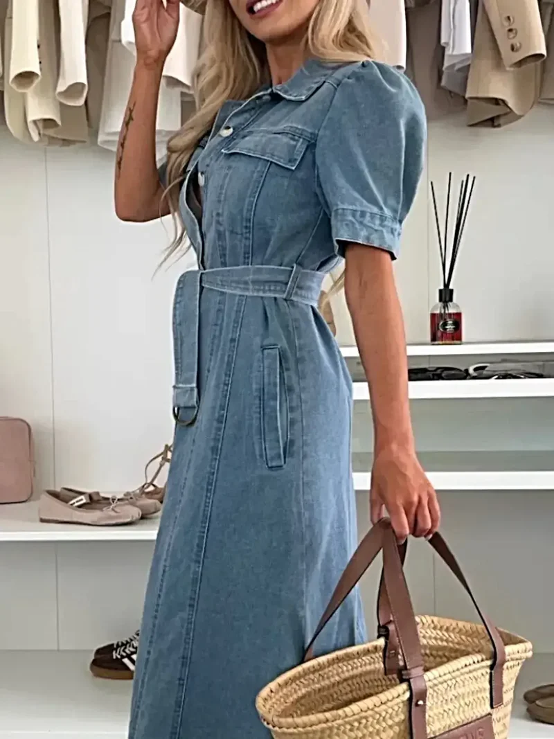 Elegante midi-jurk van denim met pofmouwen, knoopsluiting, ceintuur en zakken.