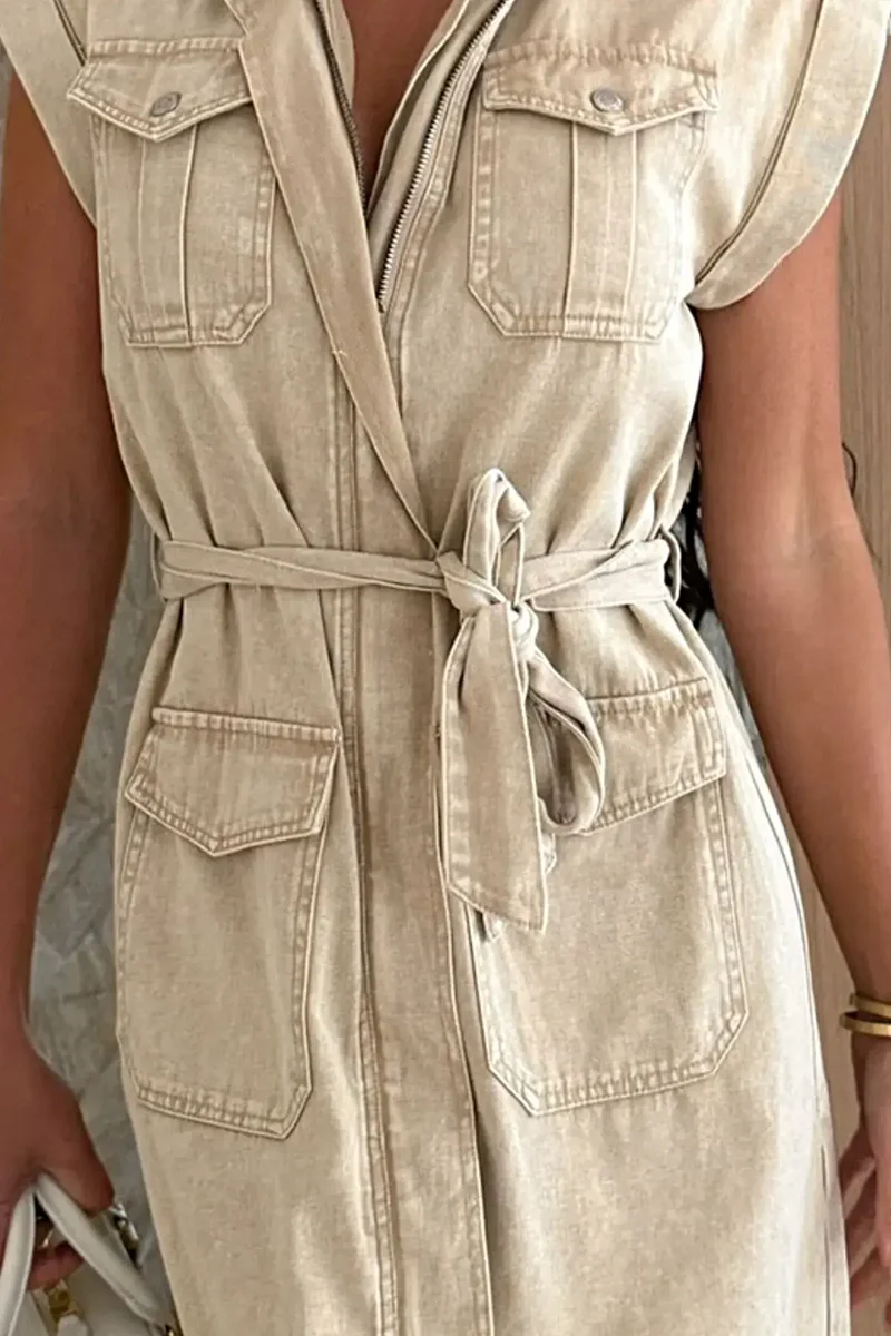 Casual zomerjurkjes: Mouwloze denim mini-jurk met strikceintuur, zakken en klassieke kraag