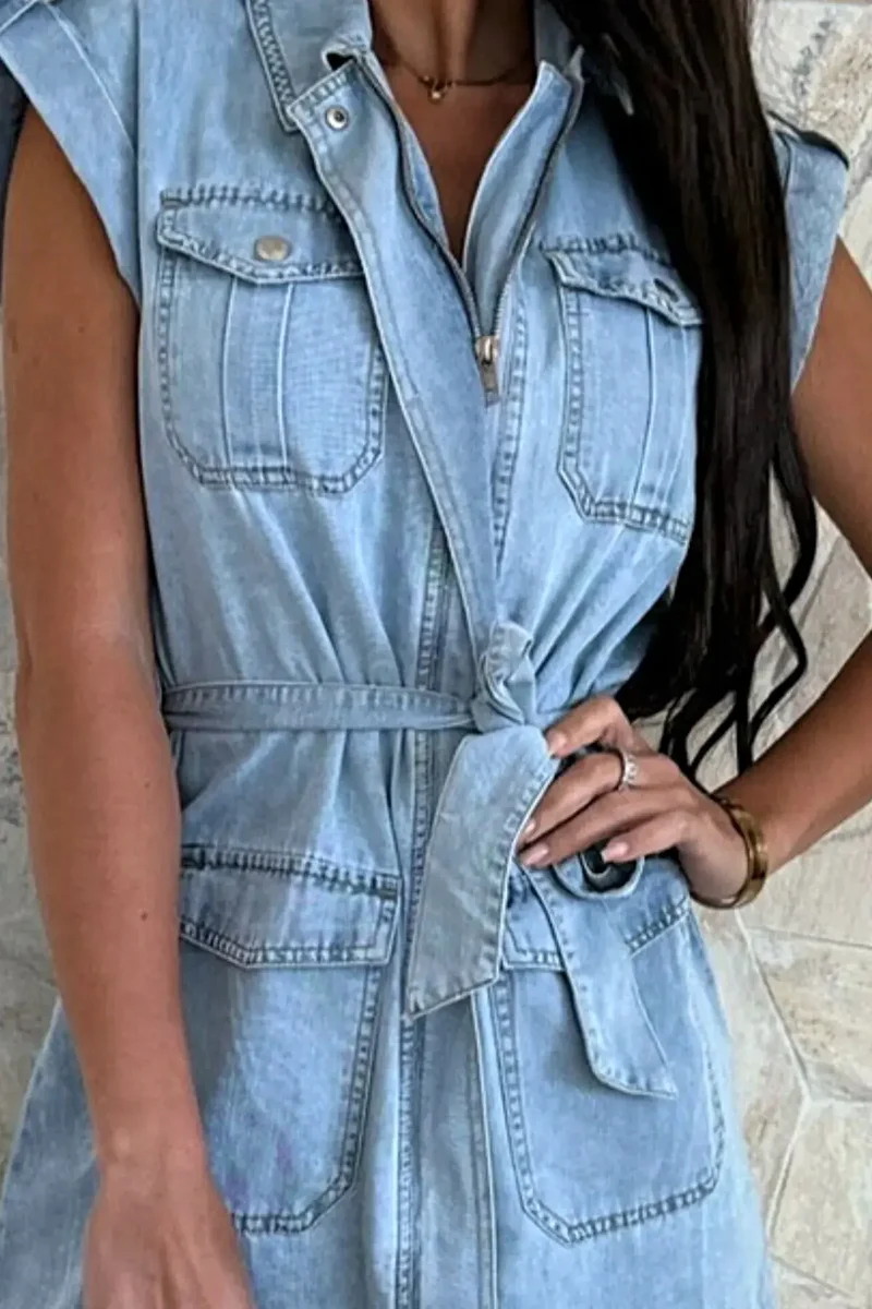 Casual zomerjurkjes: Mouwloze denim mini-jurk met strikceintuur, zakken en klassieke kraag