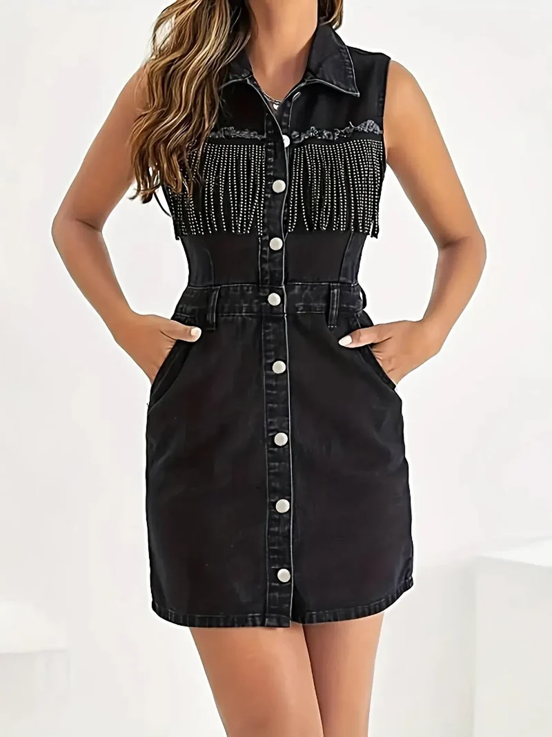 Jurk met franjes, knoopsluiting aan de voorkant, zakken en kwastjes - Trendy mini-jurk