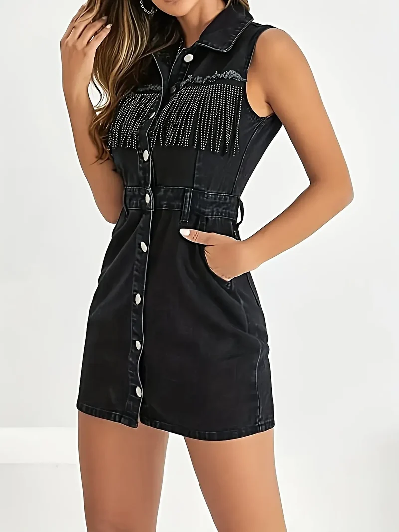 Jurk met franjes, knoopsluiting aan de voorkant, zakken en kwastjes - Trendy mini-jurk