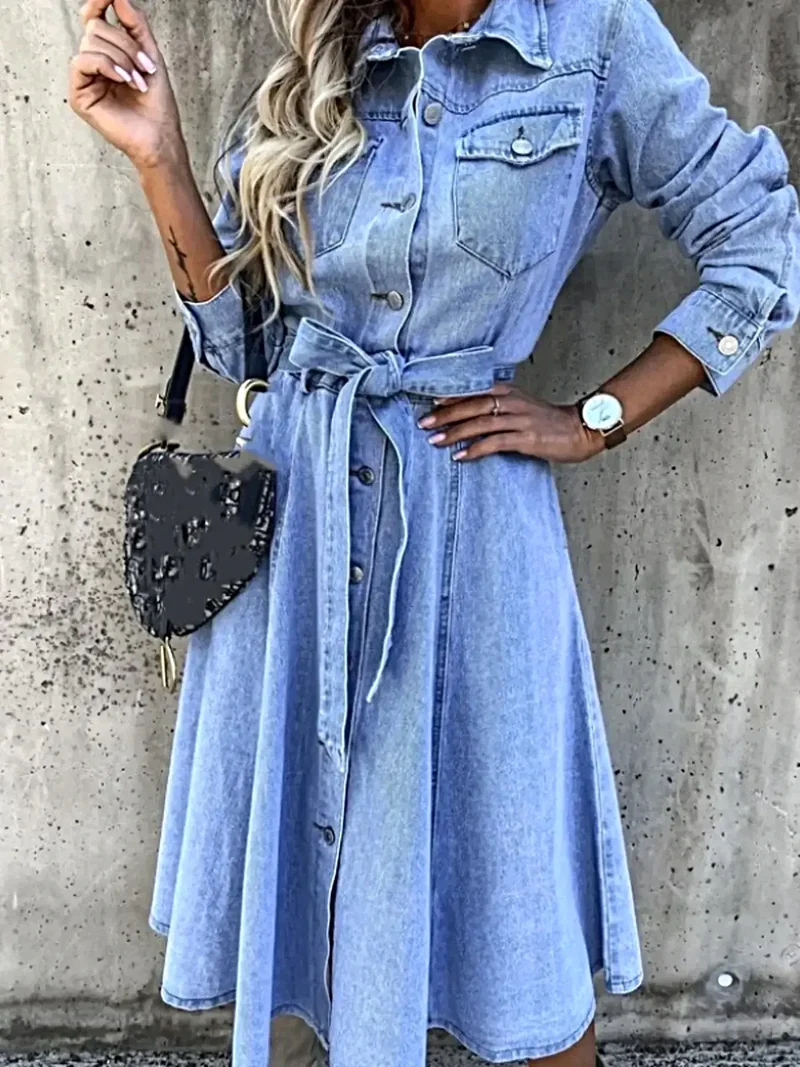 Plus size lange jurk met strikceintuur en knoopsluiting - Denim overhemdjurk met zakken en klassieke stijl
