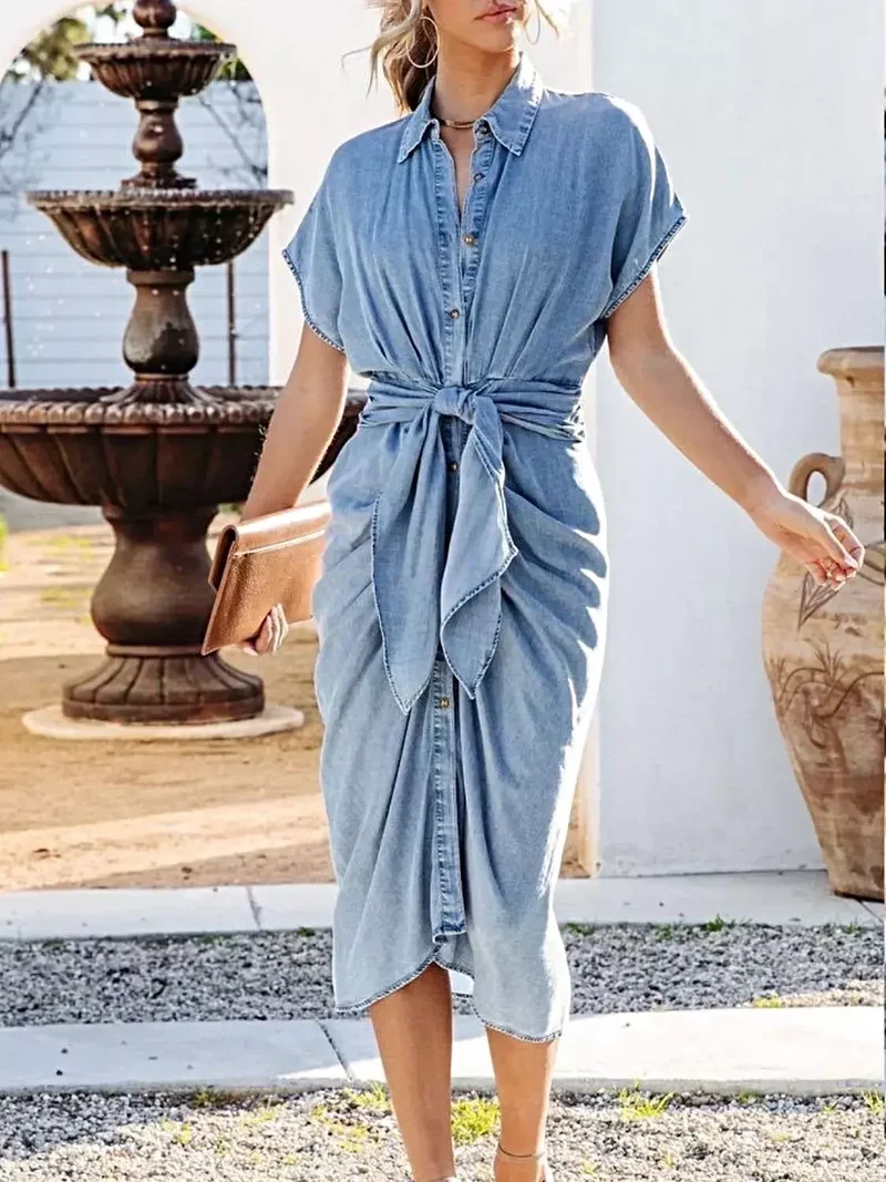 Elegante denim jurk met kraag, strikceintuur en korte mouwen - tijdloze stijl