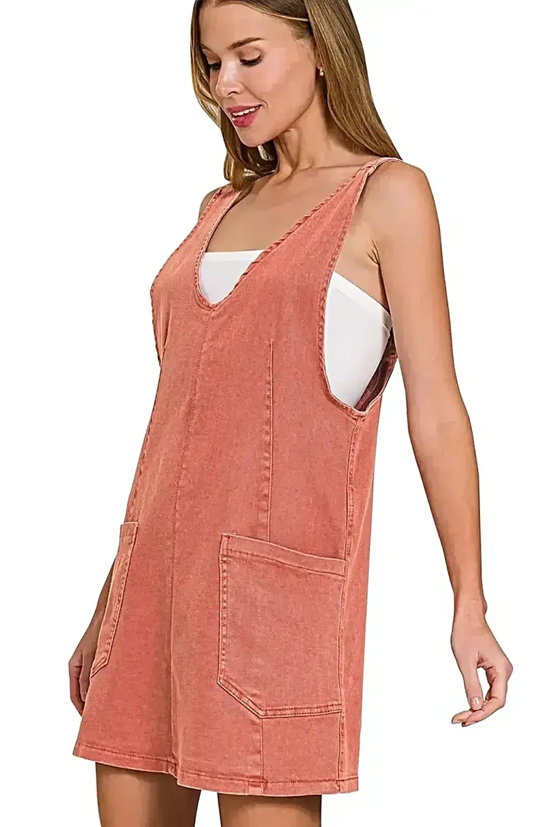 Stijlvolle jurk van gewassen denim met verstelbare bandjes en zakje - comfortabele mini
