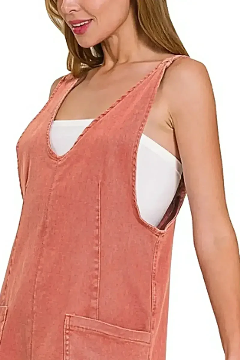 Stijlvolle jurk van gewassen denim met verstelbare bandjes en zakje - comfortabele mini