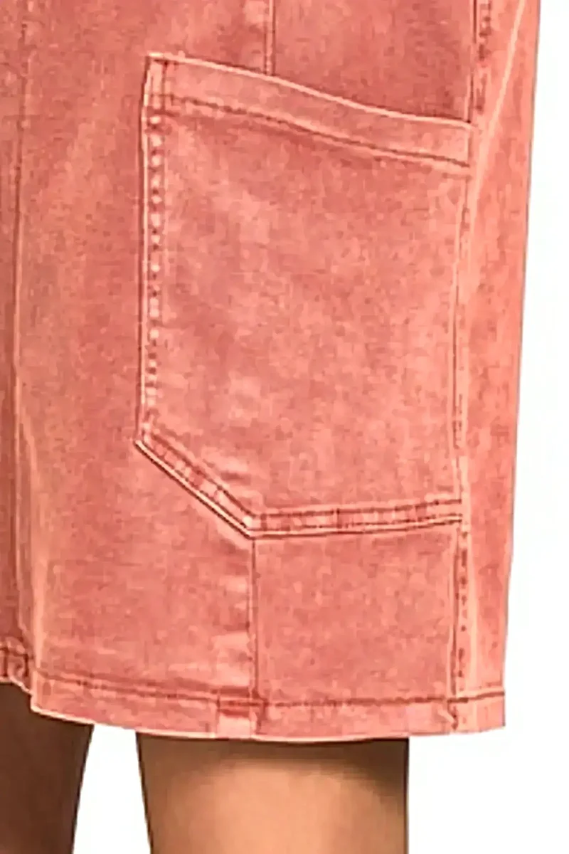 Stijlvolle jurk van gewassen denim met verstelbare bandjes en zakje - comfortabele mini