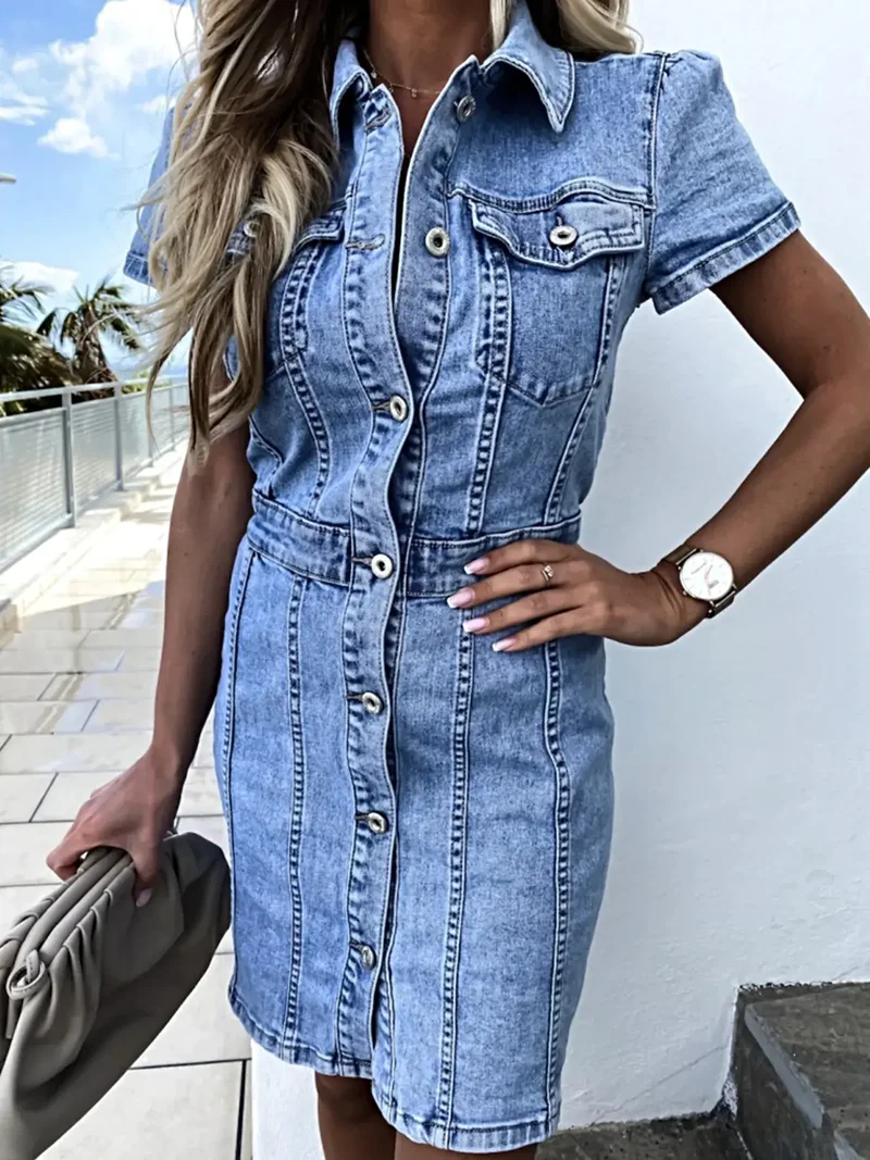 Luxe denim jurk met knoopsluiting aan de voorkant en korte mouwen - Licht elastische stof, machinewasbaar.