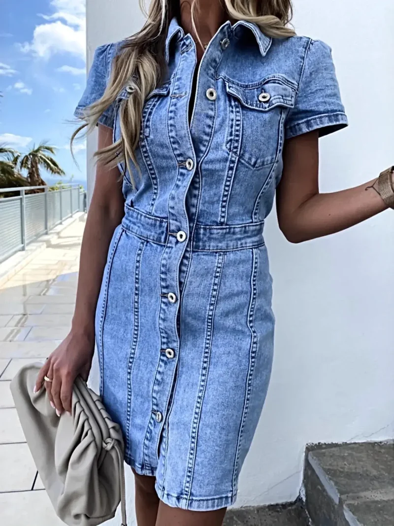 Luxe denim jurk met knoopsluiting aan de voorkant en korte mouwen - Licht elastische stof, machinewasbaar.