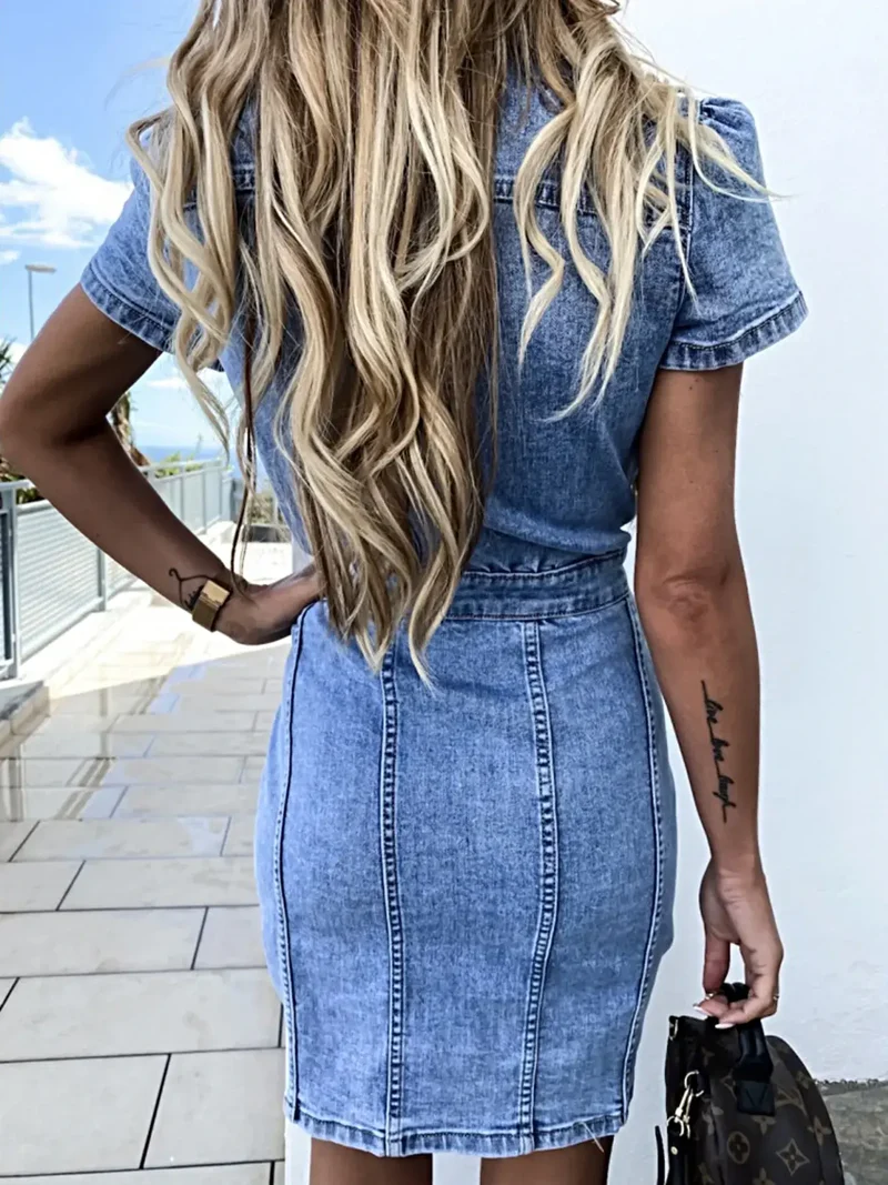Luxe denim jurk met knoopsluiting aan de voorkant en korte mouwen - Licht elastische stof, machinewasbaar.