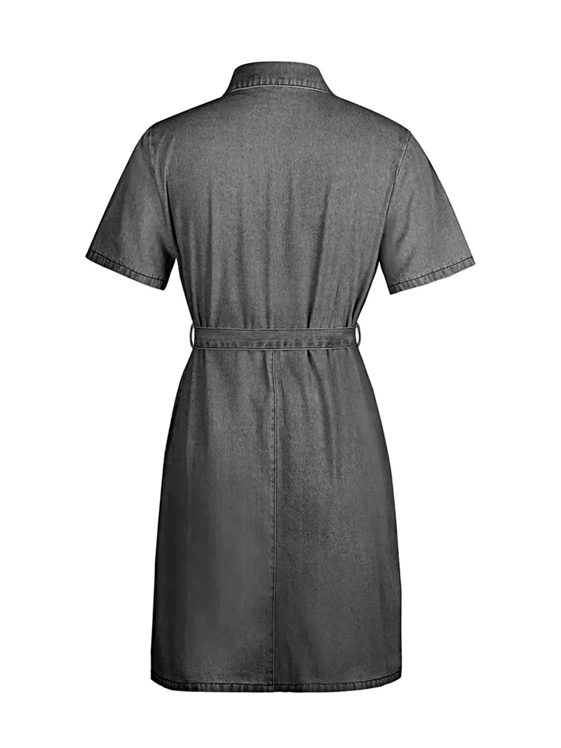 Elegante spijkerjurk met ritssluiting aan de voorkant, korte mouwen en zakken in grote maten.