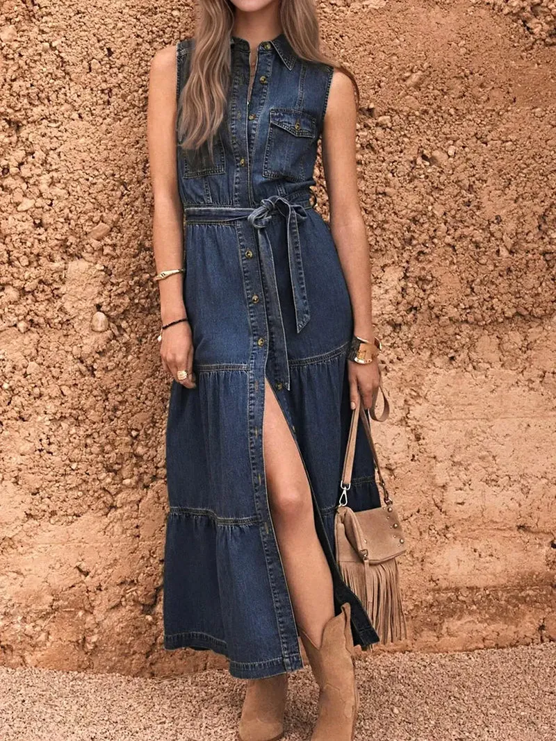 Elegante mouwloze denimjurk met knoopsluiting aan de voorkant, gelaagde details en een ceintuur in de taille.