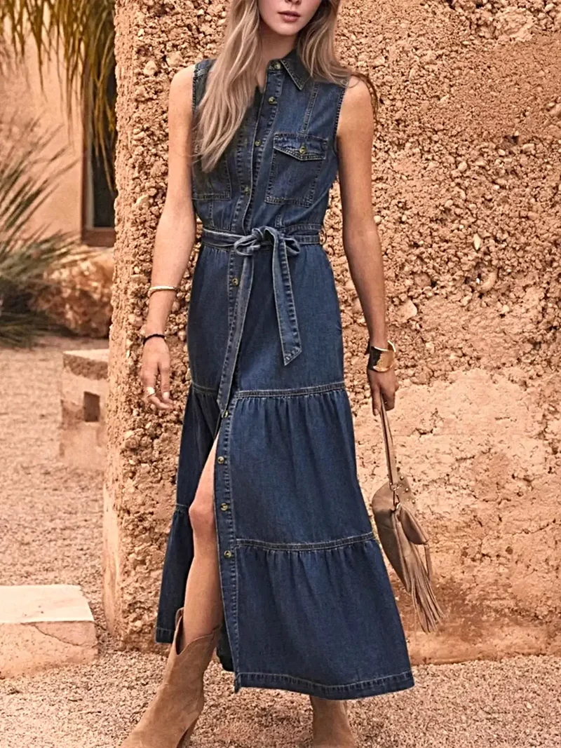 Elegante mouwloze denimjurk met knoopsluiting aan de voorkant, gelaagde details en een ceintuur in de taille.