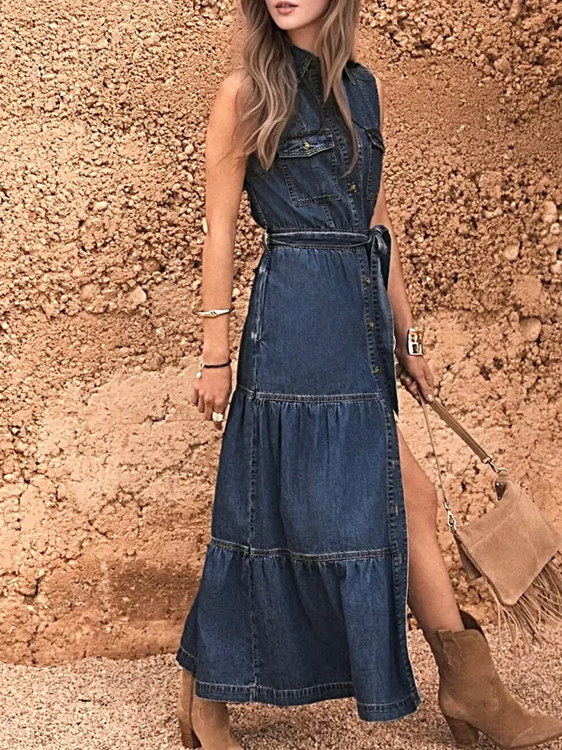 Elegante mouwloze denimjurk met knoopsluiting aan de voorkant, gelaagde details en een ceintuur in de taille.