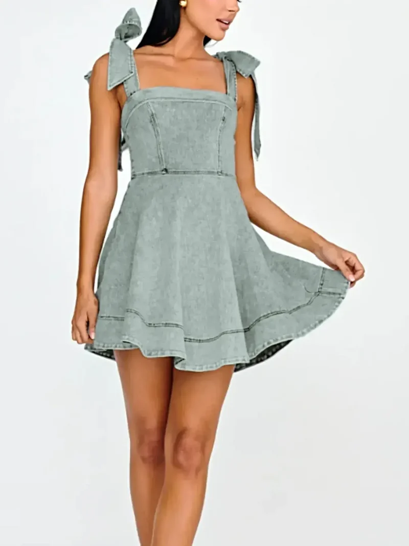 Chique jurk met strik op de schouders: denim mini met vierkante hals, zichtbare naad en strikdetails.